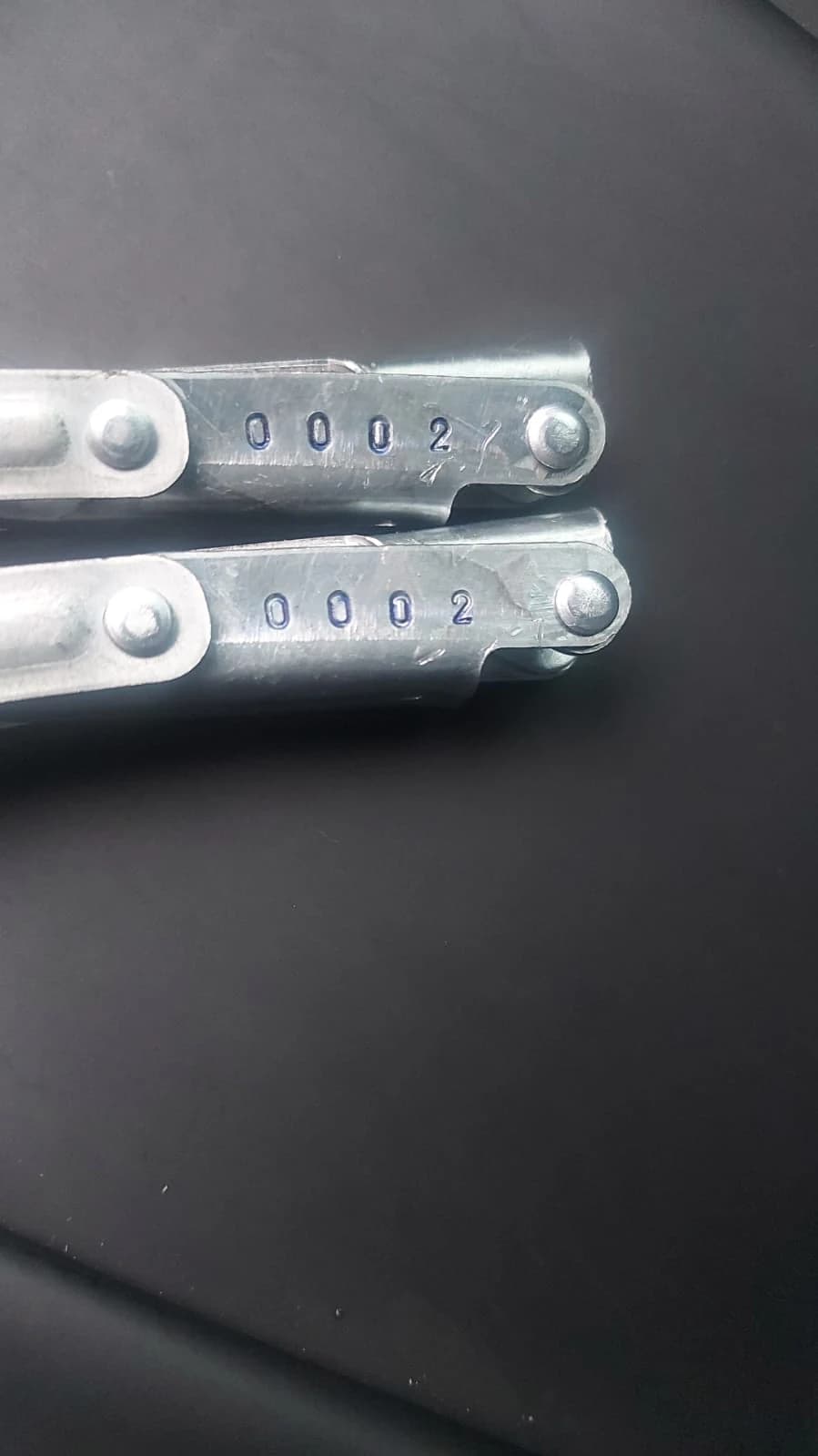 Detalhe da numeração gravada no fecho